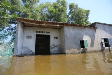 Một số hộ dân bị ngập lụt giữa mùa nắng nóng.