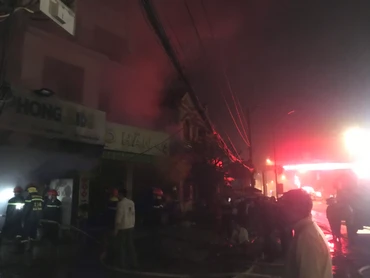 Cán bộ, chiến sĩ Phòng Cảnh sát phòng cháy, chữa cháy và cứu nạn cứu hộ Hà Tĩnh phối hợp với người dân kịp thời dập tắt đám cháy.