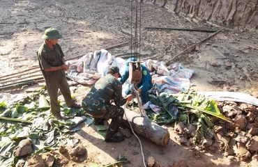 Lực lượng chức năng tiến hành thu gom, vận chuyển quả bom về nơi an toàn để tổ chức hủy nổ theo kế hoạch.