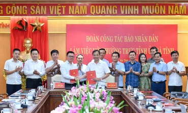 Lãnh đạo Báo Nhân Dân và tỉnh Hà Tĩnh ký kết chương trình phối hợp tuyên truyền giai đoạn 2023-2025.