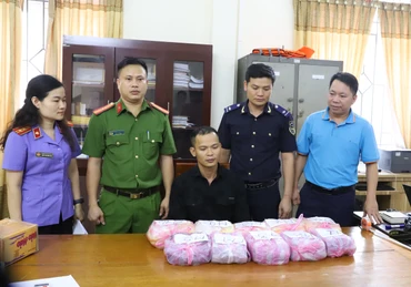 Đối tượng Nguyễn Thành Luân (người ngồi giữa) và tang vật bị thu giữ.