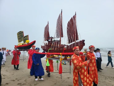 Lễ hội cầu ngư của làng Cam Lâm (Nghi Xuân, Hà Tĩnh) là dịp ngư dân gửi gắm, kỳ vọng một năm mới thuận buồm xuôi gió.