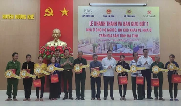 Các đồng chí lãnh đạo Bộ Công an và tỉnh Hà Tĩnh trao quà và chìa khóa tượng trưng cho các hộ dân.