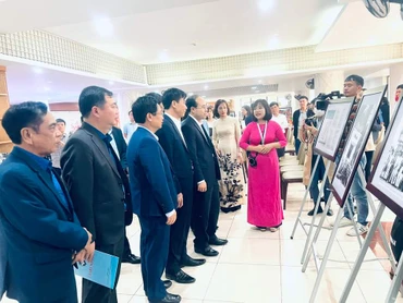 Các đại biểu tham quan trưng bày hình ảnh về chủ đề “Đề cương về Văn hóa Việt Nam - Những dấu ấn lịch sử”.