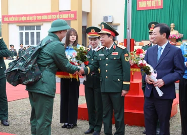 Đồng chí Trịnh Văn Quyết động viên tân binh thành phố Việt Trì lên đường nhập ngũ.