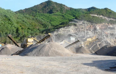 Khai thác đá tại mỏ đá Hang Nắng của Công ty cổ phần khoáng sản và vật liệu xây dựng Tự Lập.