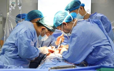 Các y, bác sĩ Bệnh viện đa khoa tỉnh Phú Thọ tiến hành ghép tạng cho người bệnh suy thận.