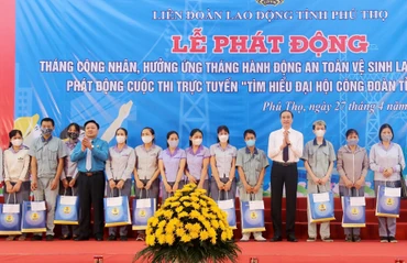 Lãnh đạo tỉnh Phú Thọ trao quà cho đoàn viên, công nhân lao động có hoàn cảnh khó khăn.