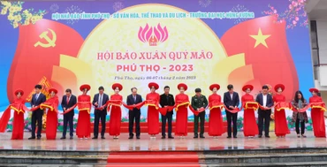 Các đại biểu cắt băng khai mạc Hội báo Xuân tỉnh Phú Thọ.