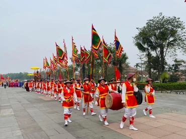 Ngay từ sáng sớm các đoàn rước kiệu của các xã, phường vùng ven thực hiện nghi lễ rước kiệu và dâng sản vật địa phương lên các Vua Hùng.