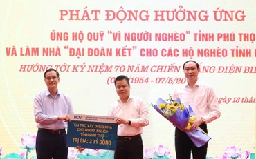 Lãnh đạo tỉnh Phú Thọ tặng hoa và nhận biểu trưng của các đơn vị ủng hộ quỹ.