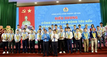 Bộ trưởng Công thương Nguyễn Hồng Diên và Chủ tịch Tổng Liên đoàn Lao động Việt Nam Nguyễn Đình Khang trao quà cho công nhân lao động có hoàn cảnh khó khăn.