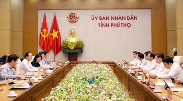 Chủ tịch Ủy ban nhân dân tỉnh Bùi Văn Quang làm việc với lãnh đạo Công ty TNHH Samsung Electronics Việt Nam. 