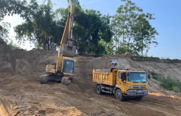Ông Phạm Văn Tuyên tự ý tập kết máy móc để khai thác cát, sỏi trái phép tại khu Vĩnh Lại, xã Hùng Xuyên.