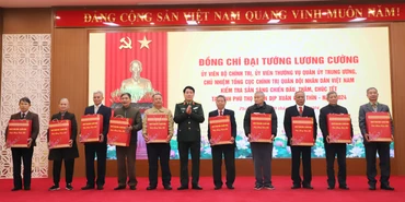 Đại tướng Lương Cường tặng quà cho các gia đình chính sách, người có công tiêu biểu trên địa bàn tỉnh.