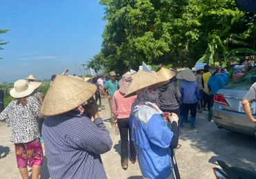 Nhiều người dân phường Minh Nông tụ tập ngăn cản đoàn công tác cắm mốc giới để bảo vệ tài nguyên khoáng sản.