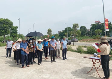 Lực lượng chức năng thành phố Việt Trì đọc quyết định tiến hành cưỡng chế kiểm đếm bắt buộc đối với ba hộ dân xã Trưng Vương.