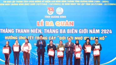 Tại lễ ra quân Tháng Thanh niên năm 2024, các đại biểu tặng quà cho các gia đình chính sách ở huyện Tuyên Hóa 