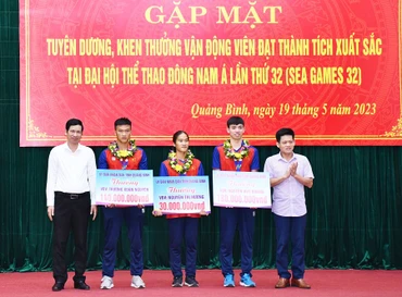 Các đồng chí lãnh đạo tỉnh Quảng Bình trao thưởng cho các vận động viên