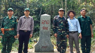 Đoàn công tác của Đồn Biên phòng Làng Mô và xã Trường Sơn trong một chuyến tuần tra, kiểm tra mốc quốc giới. (Ảnh chụp từ phía biên giới nước bạn Lào)