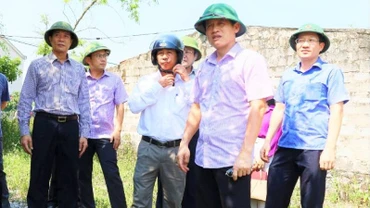 Đồng chí Lê Văn Bảo (đứng trước) kiểm tra công tác dân vận trong giải phóng mặt bằng ở thành phố Đồng Hới