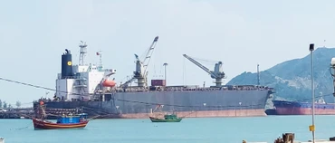 Tàu cập cảng Hòn La (Quảng Bình).