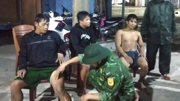 Các ngư dân trên tàu cá Quảng Ngãi bị chìm được cứu hộ vào bờ an toàn.