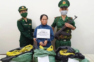 Bộ đội Biên phòng Quảng Bình bắt đối tượng Lê Thị Vĩ cùng tang vật.