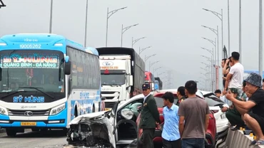 Vụ tai nạn giữa cầu Gianh làm tắc Quốc lộ 1A qua Quảng Bình chiều nay. (Ảnh: CTV)