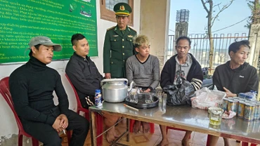 Các ngư dân Quảng Bình được cứu đưa vào bờ an toàn, hiện vẫn còn 1 người mất tích.