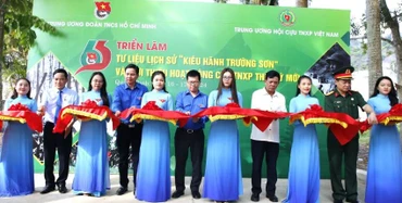 Các đại biểu cắt băng trưng bày, triển lãm tư liệu lịch sử "Kiêu hãnh Trường Sơn".
