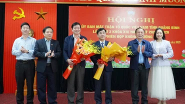 Phó Bí thư Thường trực Tỉnh ủy Quảng Bình Trần Hải Châu tặng hoa cho tân Chủ tịch (thứ 3 bên phải) và Phó Chủ tịch Ủy ban Mặt trận tỉnh.