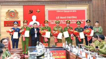 Chủ tịch Ủy ban nhân dân tỉnh và Giám đốc Công an Quảng Bình trao thưởng các tập thể có thành tích xuất sắc trong thực hiện chuyên án. (Ảnh: công an Quảng Bình)