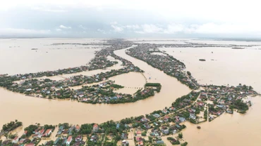 Thị trấn Kiến Giang, huyện Lệ Thủy chìm trong biển nước lũ.