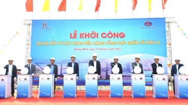 Các đại biểu thực hiện nghi thức khởi công dự án cảng tổng hợp quốc tế Hòn La.