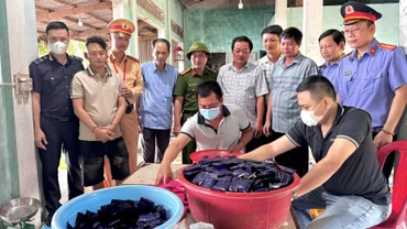 Đối tượng Nguyễn Xuân Huyên (thứ 2 từ trái sang, hàng đứng) và số ma túy bị lực lượng chức năng bắt giữ (Ảnh: Công an Quảng Bình)