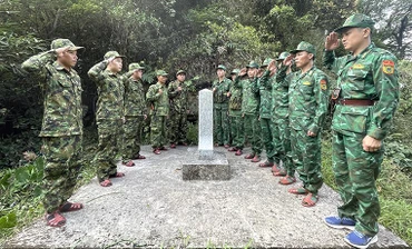 Lực lượng bảo vệ biên giới 2 nước Việt Nam và Lào làm lễ chào cột mốc quốc giới.