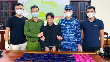 Đối tượng Đinh Văn Hùng vận chuyển, mua bán 18 nghìn viên ma túy tổng hợp bị lực lượng chức năng bắt giữ. (Ảnh: TT)