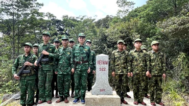 Cán bộ, chiến sĩ Đồn Biên phòng cửa khẩu quốc tế Cha Lo (Bộ đội Biên phòng Quảng Bình) và Đại đội Biên phòng 311 và 312 (Bộ Chỉ huy Quân sự tỉnh Khammouane) chụp ảnh lưu niệm bên mốc giới số 522.