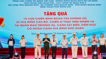 Đại biểu tặng quà cho các cựu chiến binh đoàn tàu không số.