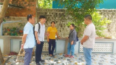 Cán bộ Trung tâm Kiểm soát bệnh tật tỉnh Quảng Bình điều tra dịch tễ tại khu vực có người chết do bệnh dại. (Ảnh: Nội Hà)
