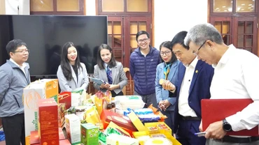 Thành viên Hội đồng đánh giá, phân hạng và tổ giúp việc xem trưng bày các sản phẩm tham gia phân hạng OCOP 4 sao, 5 sao tỉnh Quảng Bình.