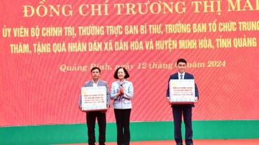 Đồng chí Trương Thị Mai tặng quà cho huyện Minh Hóa và xã Dân Hóa.