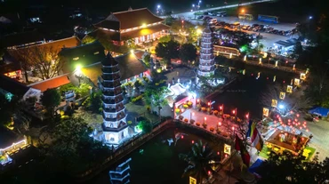 Chùa Hoằng Phúc trong đêm khai hội (Ảnh: Vĩnh Quý)