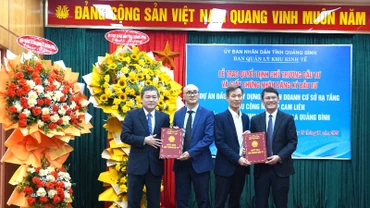 Lãnh đạo tỉnh Quảng Bình trao quyết định chủ trương đầu tư và giấy chứng nhận đăng ký đầu tư Khu công nghiệp Cam Liên cho nhà đầu tư.