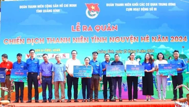 Ban tổ chức trao tượng trưng các phần quà cho các tập thể, cá nhân tại lễ ra quân chiến dịch thanh niên tình nguyện hè 2024.