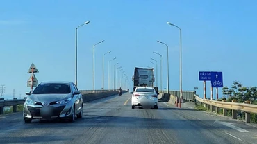 Cầu Gianh luôn trong thế "nút cổ chai" trên Quốc lộ 1 qua Quảng Bình khi đường 4 làn, cầu 2 làn