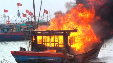 Tàu cá ngư dân thành phố Đồng Hới bất ngờ bị cháy khi đang neo đậu trên sông Nhật Lệ trưa nay.
