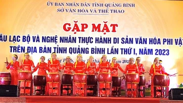 Câu lạc bộ văn hóa dân gian xã Nhân Trạch, huyện Bố Trạch (Quảng Bình) trình diễn màn trống hội.
