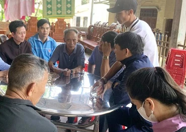 Chính quyền địa phương và bà con xã Hưng Trạch, huyện Bố Trạch đến chia sẻ, động viên gia đình nạn nhân (Ảnh: LM)
